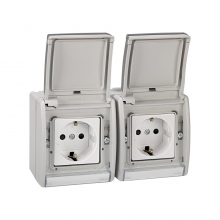 ref. 4490433-035 | Doble enchufe bipolar Simon 44 AQUA precableada toma tierra gris